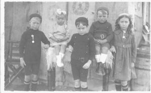 L to R: Les, Evelyn, (my mother) Sid, Walter,Gladys. Probably Lock 1 Blanchetown, c 1921